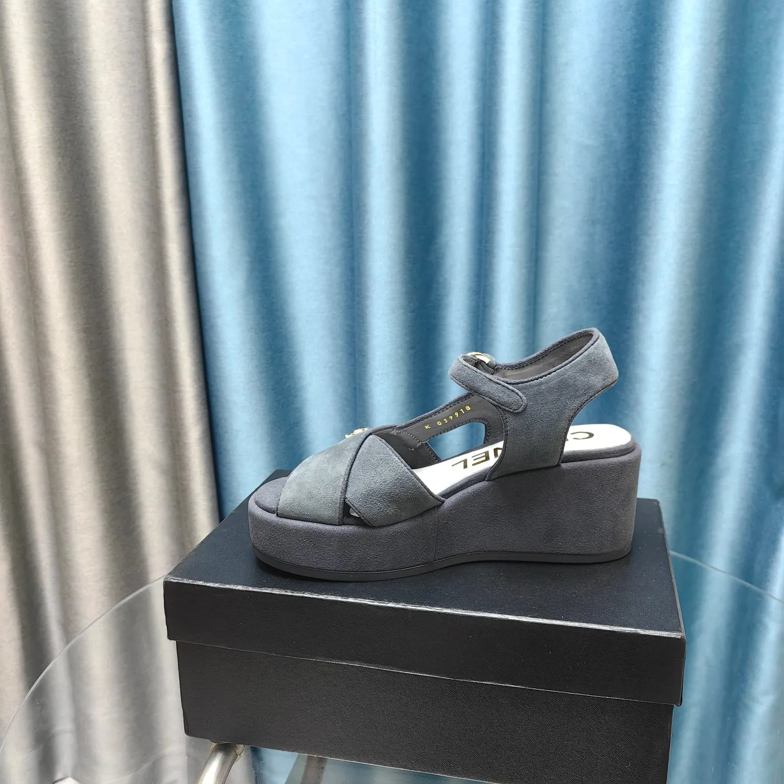 👟👟Ex-factory price 540👟👟 Top version Chanel/Chanel 24ss thick-soled lame-heeled sandals Material ☑️Fabric: patent leather/sheep ☑️Lining: sheepskin ☑️Outsole: original outsole ☑️Heel height: 7.5cm ☑️Number of yards: 35-40